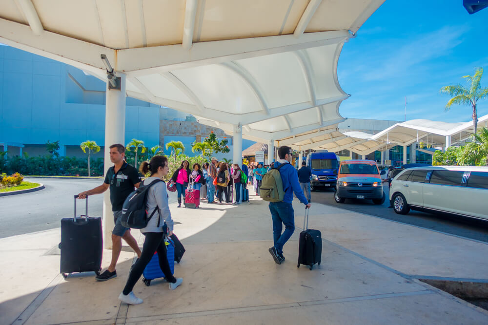 Quintana Roo Governor Promises to Regulate Cancun Airport Taxi Rides