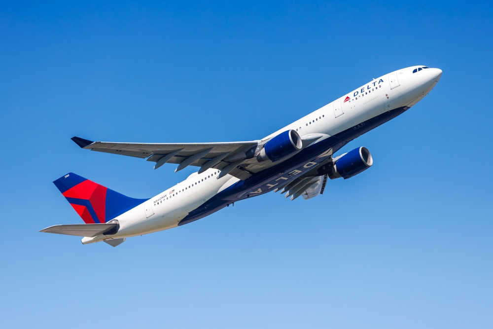 Delta Airbus 330 flying