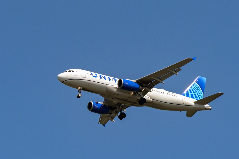 United Airlines plane flying in Alexandria, Virgina