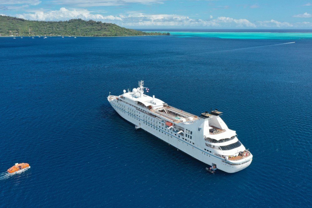 Star Breeze cruise ship in Tahiti